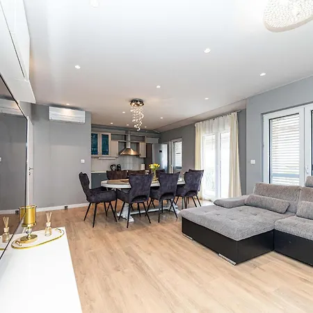 Awesome In Stobrec With House Sea View