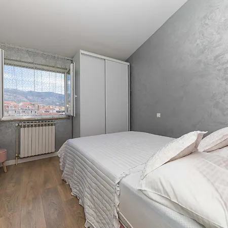 Awesome In Stobrec With House Sea View Appartamento Spalato