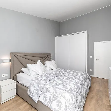 4 Bedroom Awesome In Stobrec Сплит