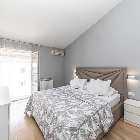 4 Bedroom Awesome In Stobrec