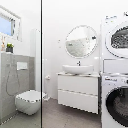 4 Bedroom Awesome In Stobrec Appartamento *