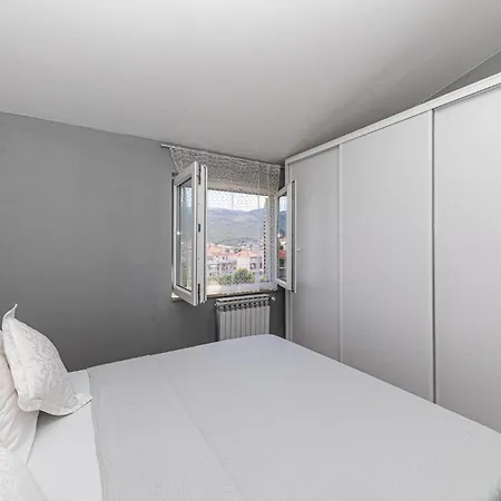 4 Bedroom Awesome In Stobrec Appartamento