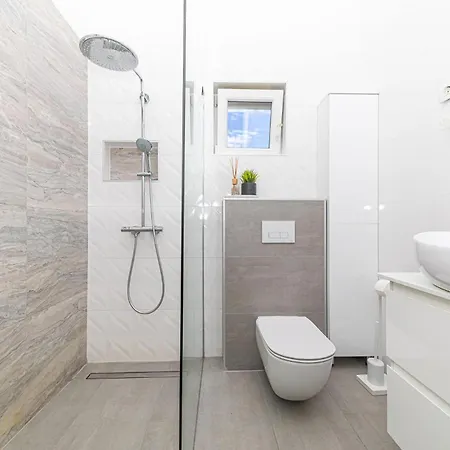 Lejlighed 4 Bedroom Awesome In Stobrec *